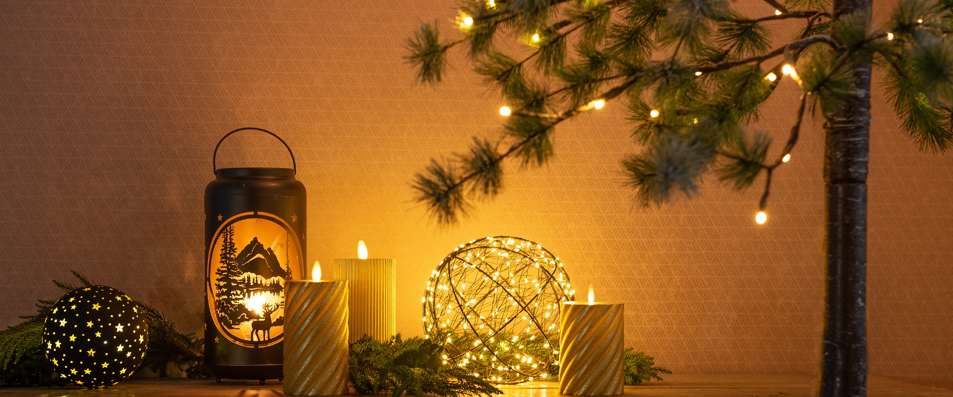 Diverse kerstartikelen van Anna’s Collection, waaronder LED-kaarsen, lantaarns en lichtbollen.